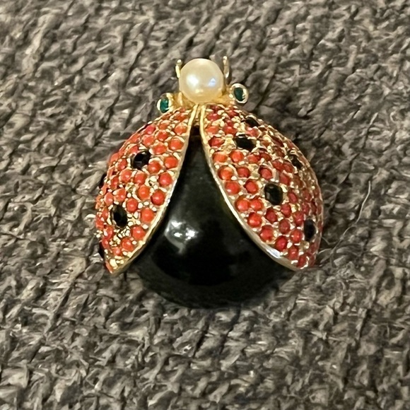𝅺HATTIE CARNEGIE vintage ladybug pin - Picture 1 of 7